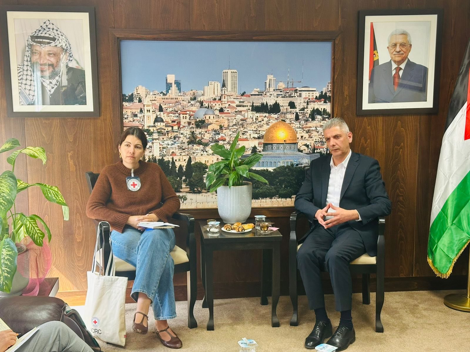 أبو الحمص يستقبل طاقم من اللجنة الدولية للصليب الأحمر